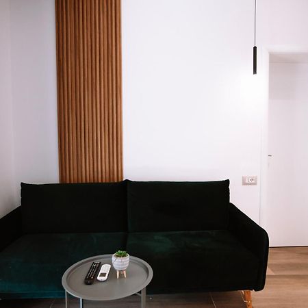 Barrikada Str Modern Apartments - The Nest Tirana Exteriör bild